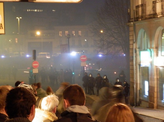 Rue Jean Jacques Rousseau police contre Nantais - Manifestation 22 février 2014 Nantes NDDL - Crédits Sébastien Hermann - La Déviation