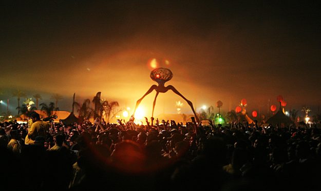 Coachella 07 : An Unearthly Visitor Indé, j'vous jure, c'est pour moi qu'ils viendront un jour