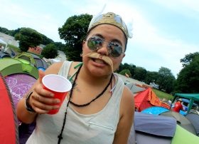 Festivalière des Vieilles Charrues 2013 au camping. Crédits Suzy Colin