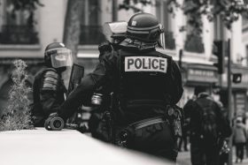 200331 - CRS Lyon Gilets jaunes LBD by Ev Licence Unsplash - La Déviation