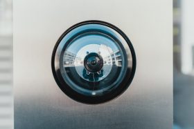 200331 - Caméra de surveillance Louvain Belgique by Bernard Hermant Licence Unsplash - La Déviation