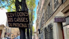 200427 - Covidons les caisses du patronat pancarte sur un arbre à Marseille by Downscaler - La Déviation