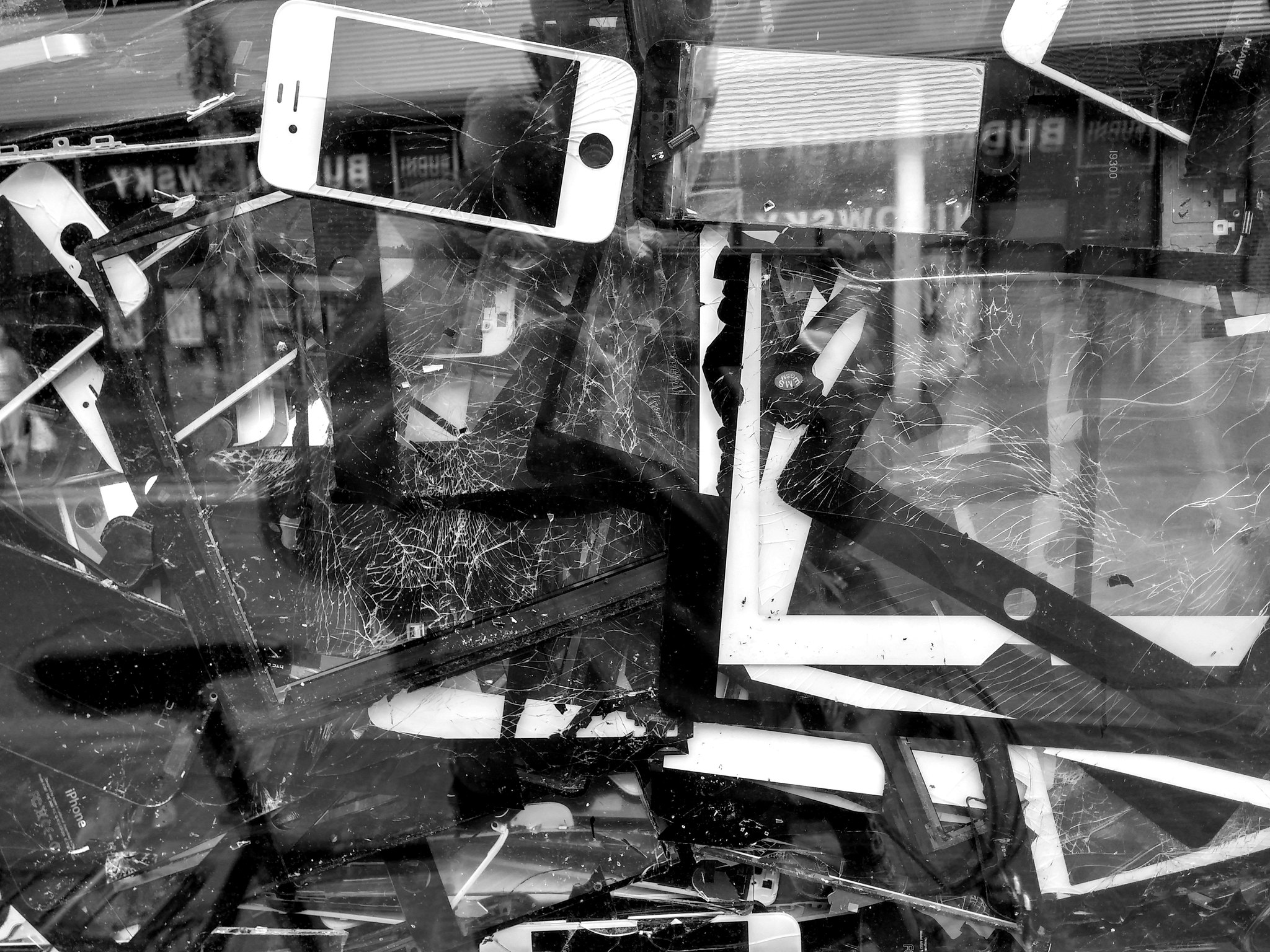200503 - Broken a pile of broken smartphone and tablet souchscreens by Frerk Meyer CC BY-SA 2.0 - La Déviation