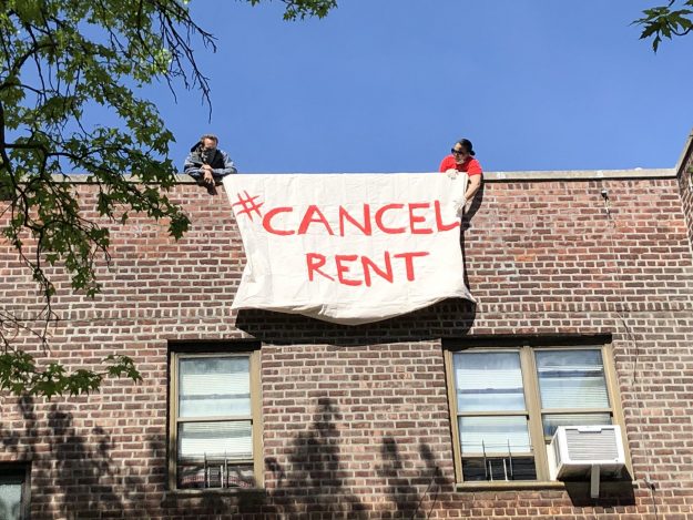 200520 - Des locataires du 105 East 86th à East Flatbush Brooklyn New York déploient une banderole pour la grève des loyers by CHTU CancelRent - La Déviation