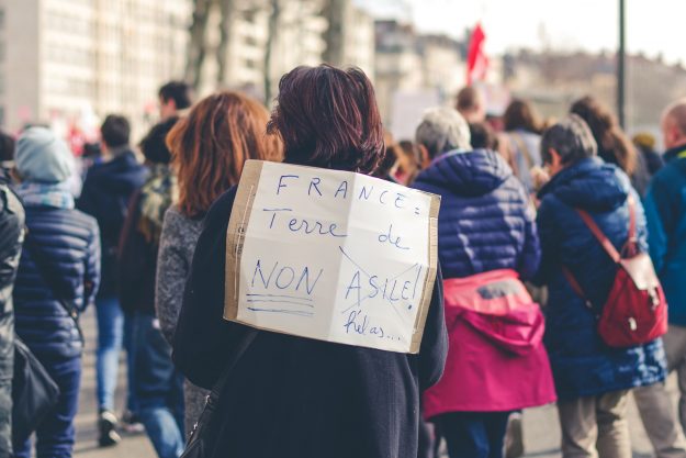 200605 - Manifestation contre la politique d'immigration du gouvernement français à Lyon by ev Licence Unsplash - La Déviation
