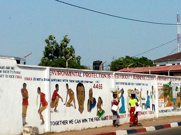 200605 - Messages de prophylaxie de la fièvre Ebola sur les murs de la ville de Monrovia février 2015 by Olnnu CC BY-SA 3.0 - La Déviation